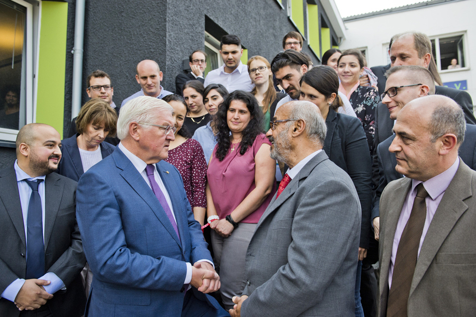 Bundespräsident Frank-Walter Steinmeier verabschiedet sich von ehemaligen Schülerinnen und Schülern und Eltern des Vereins und Integrationsprojekts 'Coach e. V. – Initiative für Bildung und Integration junger Migranten' in Köln-Ehrenfeld 