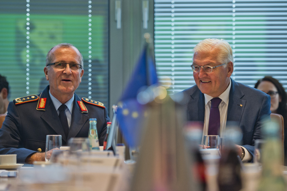 Bundespräsident Frank-Walter Steinmeier bei der Vorstellung des Lagezentrums durch Oberst i.G. Bertram anlässlich seines Besuchs des Kommandos Cyber- und Informationsraum der Bundeswehr in Bonn