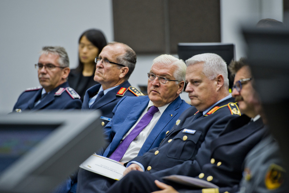 Bundespräsident Frank-Walter Steinmeier bei der Vorstellung des Lagezentrums durch Oberst i.G. Bertram anlässlich seines Besuchs des Kommandos Cyber- und Informationsraum der Bundeswehr in Bonn