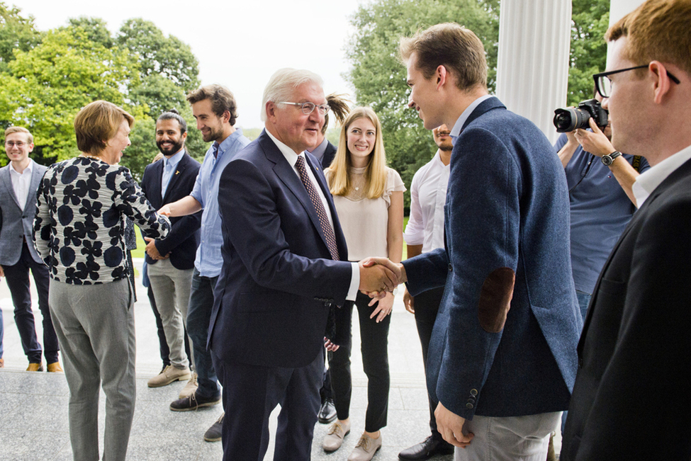 Bundespräsident Frank-Walter Steinmeier und Elke Büdenbender begrüßen die Stipendiatinnen und Stipendiaten der Studienförderwerke auf der Terrasse der Villa Hammerschmidt in Bonn