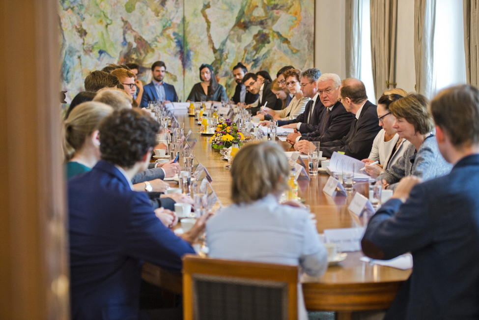 Bundespräsident Frank-Walter Steinmeier beim Austausch mit den Stipendiatinnen und Stipendiaten der Studienförderwerke im Speisezimmer der Villa Hammerschmidt in Bonn