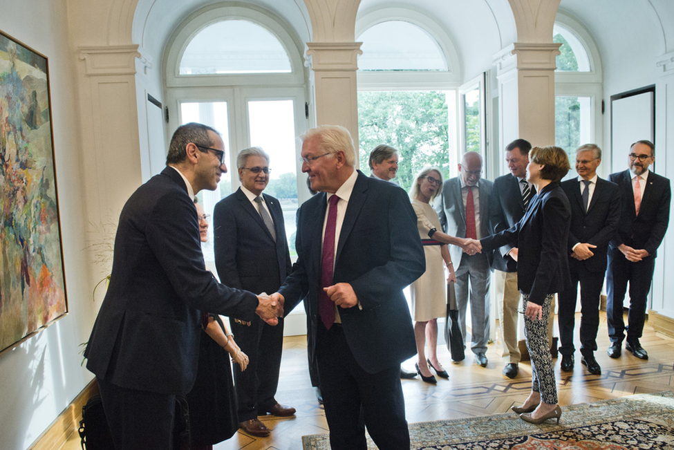 Bundespräsident Frank-Walter Steinmeier und Elke Büdenbender begrüßen die Leiterinnen und Leiter der Organisationen der Vereinten Nationen in der Eingangshalle der Villa Hammerschmidt in Bonn