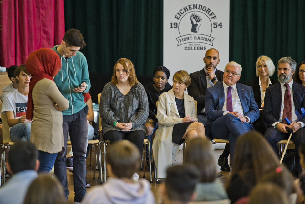 Bundespräsident Frank-Walter Steinmeier und Elke Büdenbender bei der Vorstellung des Projekts 'Schule ohne Rassismus, Schule mit Courage` in der Aula der Eichendorff-Realschule in Köln-Ehrenfeld