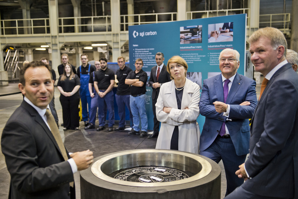 Bundespräsident Frank-Walter Steinmeier und Elke Büdenbender wird der Isographit- Produktionsprozess bei der Firma SGL Carbon in Bonn vorgestellt