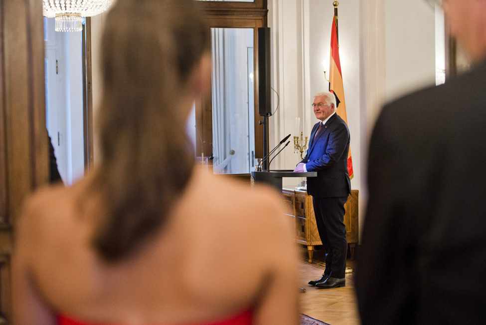 Bundespräsident Frank-Walter Steinmeier hält eine Ansprache in der Haupthalle der Villa Hammerschmidt in Bonn anlässlich der Soiree 'Ludwig van Beethoven – eine Annäherung'