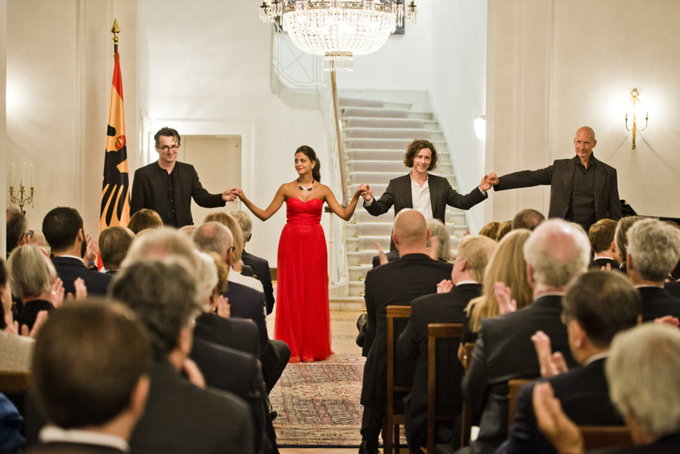 Bundespräsident Frank-Walter Steinmeier und Elke Büdenbender lauschen dem Konzert  in der Haupthalle der Villa Hammerschmidt in Bonn anlässlich der Soiree 'Ludwig van Beethoven – eine Annäherung'