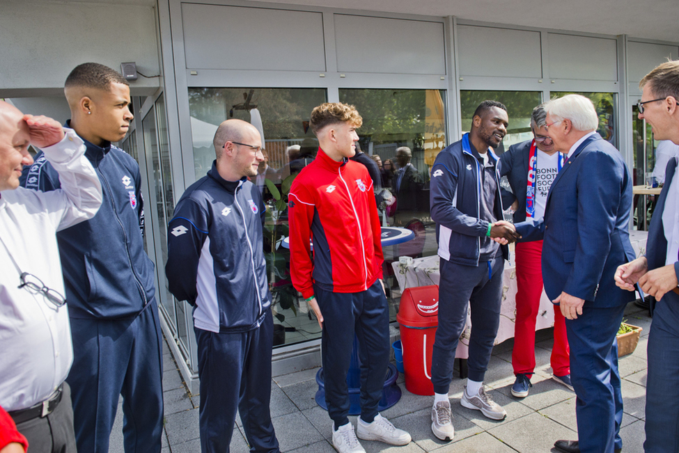 Bundespräsident Frank-Walter Steinmeier begrüßt die Spieler des Bonner Sport-Clubs 01/04 e. V. anlässlich eines Gesprächs zum Thema Integration im Fußball in Bonn 