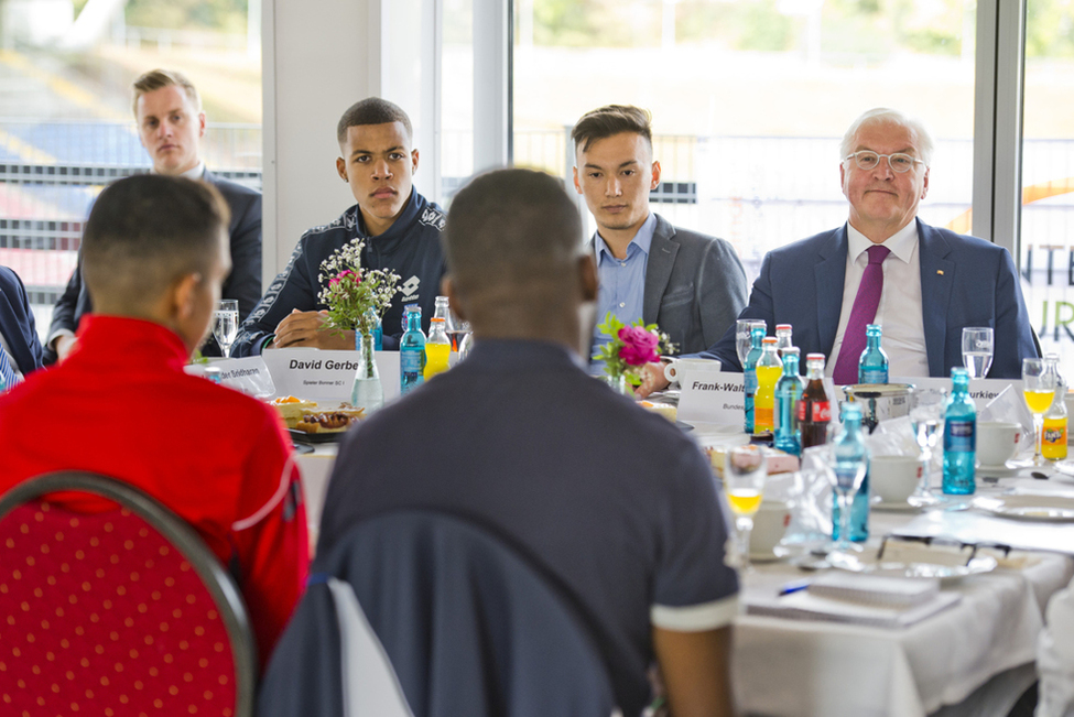 Bundespräsident Frank-Walter Steinmeier beim Austausch mit Spielern und Vertretern des Bonner Sport-Clubs 01/04 e. V. anlässlich eines Gesprächs zum Thema Integration im Fußball in Bonn 