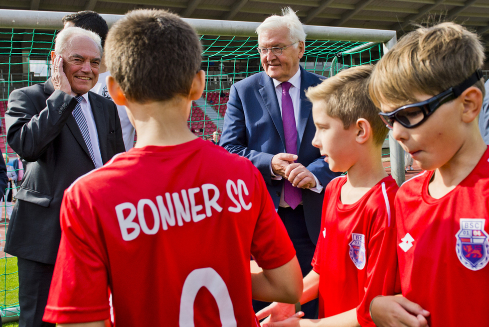 Bundespräsident Frank-Walter Steinmeier begegnet den Juniorenspielern des Bonner Sport-Clubs 01/04 e. V. anlässlich eines Gesprächs zum Thema Integration im Fußball in Bonn 