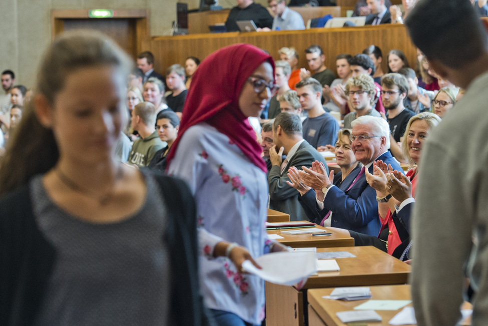 Bundespräsident Frank-Walter Steinmeier und Elke Büdenbender lauschen der Democracy Poetry Slams von Schülern bei der Veranstaltung '70 Jahre Parlamentarischer Rat: Grundgesetz – Was hat das mit mir zu tun?' im Bundesrat in Bonn 