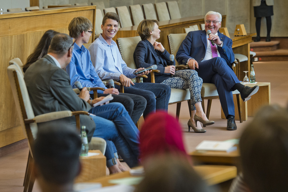 Bundespräsident Frank-Walter Steinmeier und Elke Büdenbender diskutieren mit Schülerinnen und Schülern  bei der Veranstaltung '70 Jahre Parlamentarischer Rat: Grundgesetz – Was hat das mit mir zu tun?' im Bundesrat in Bonn 