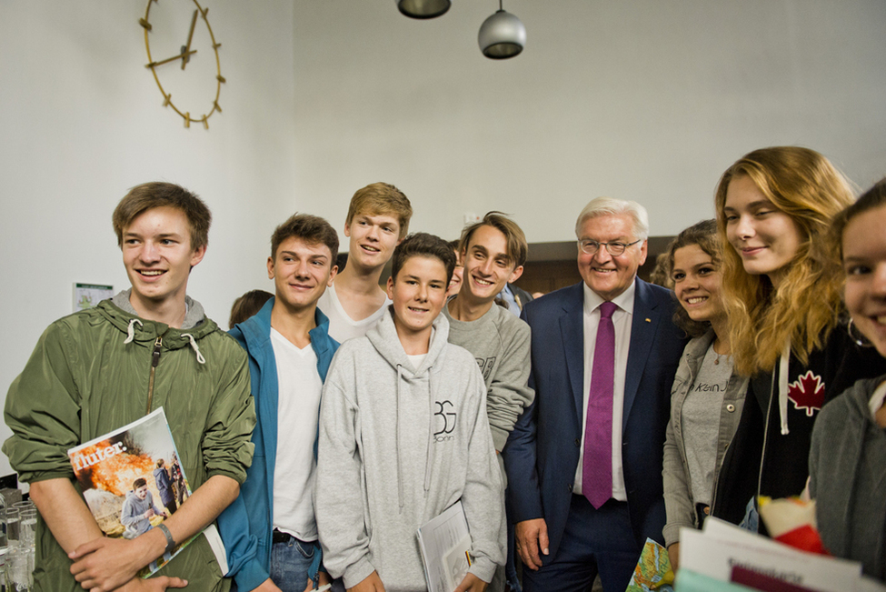 Bundespräsident Frank-Walter Steinmeier tauscht sich mit Schülerinnen und Schülern beim anschließendem Empfang der Veranstaltung '70 Jahre Parlamentarischer Rat: Grundgesetz – Was hat das mit mir zu tun?' im Bundesrat in Bonn aus