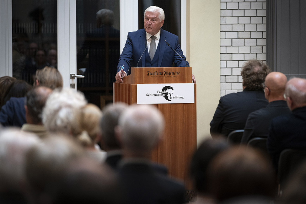 Bundespräsident Frank-Walter Steinmeier hält eine Laudatio auf Daniel Kehlmann anlässlich der Verleihung des Frank-Schirrmacher-Preises im F.A.Z. Atrium Berlin 