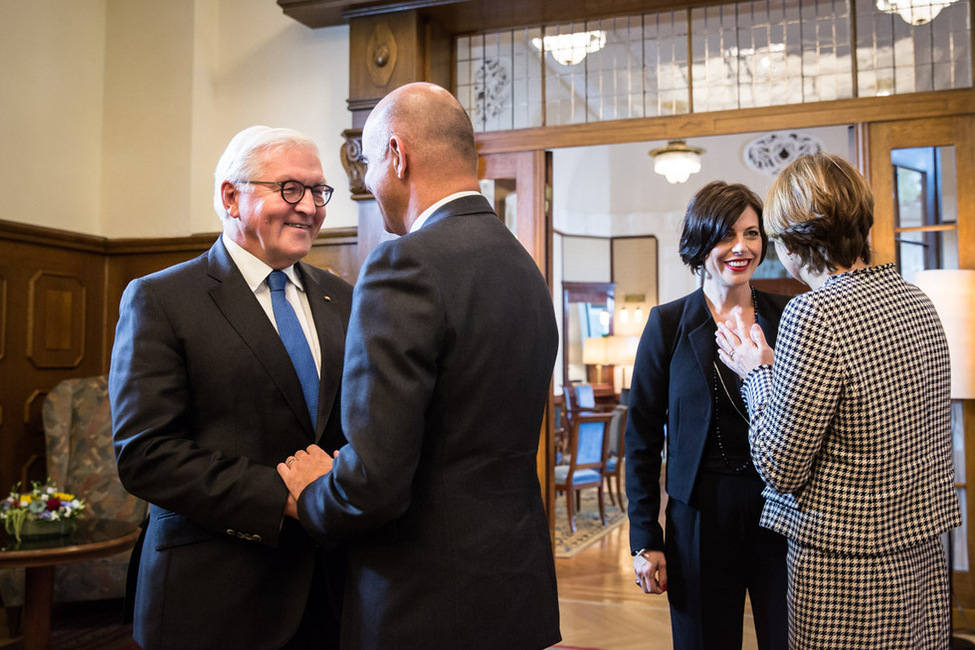 Bundespräsident Frank-Walter Steinmeier und Elke Büdenbender werden durch den Bundespräsidenten der Schweizerischen Eidgenossenschaft, Alain Berset, und seiner Ehefrau beim Treffen deutschsprachiger Staatsoberhäupter in Sils Maria in der Schweiz begrüßt 