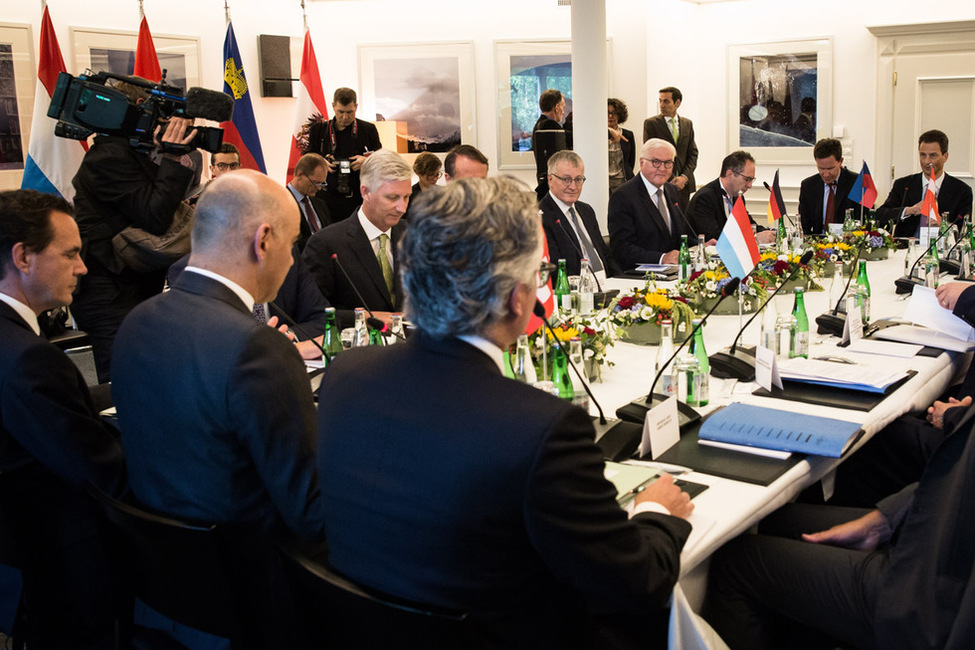 Bundespräsident Frank-Walter Steinmeier bei der ersten Arbeitssitzung mit den Staatsoberhäuptern von Belgien, Liechtenstein, Luxemburg und Österreich unter der Leitung des Schweizer Bundespräsidenten im Hotel Waldhaus in Sils Maria in der Schweiz 