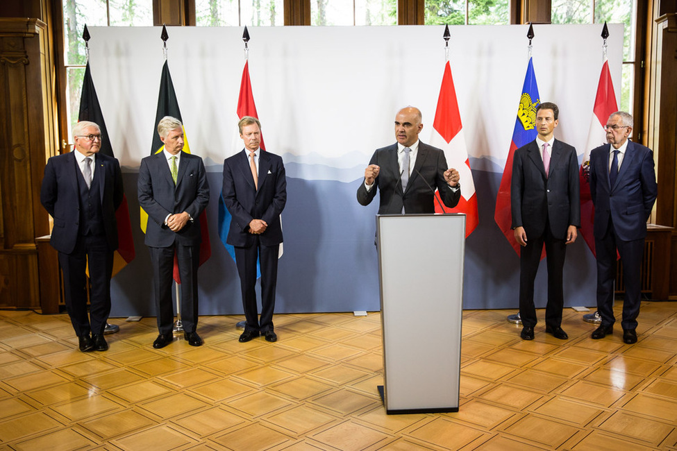 Bundespräsident Frank-Walter Steinmeier beim Pressestatement des Schweizer Bundespräsidenten anlässlich des Treffens der deutschsprachigen Staatsoberhäupter in Sils Maria in der Schweiz 