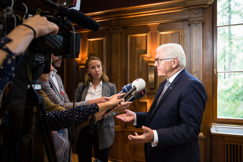 Bundespräsident Frank-Walter Steinmeier gibt ein Pressestatement anlässlich des Treffens der deutschsprachigen Staatsoberhäupter in Sils Maria in der Schweiz 