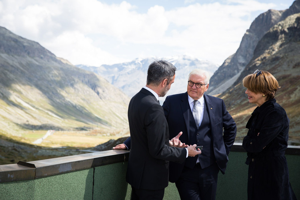 Bundespräsident Frank-Walter Steinmeier und Elke Büdenbender beim Gespräch mit dem Intendanten des Origins Juliertheaters, Giovanni Netzer, am Julierpass anlässlich des Treffens der deutschsprachigen Staatsoberhäupter in Sils Maria in der Schweiz 