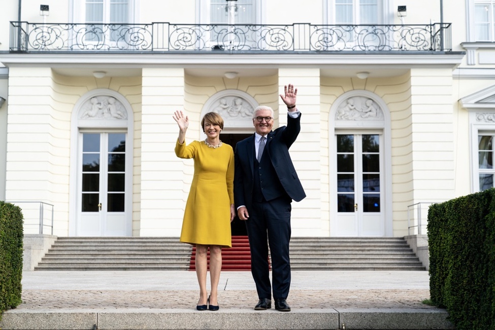 Bundespräsident Frank-Walter Steinmeier und Elke Büdenbender begrüßen die Gäste des Bürgerfests des Bundespräsidenten 2018 auf der Schlossterrasse in Schloss Bellevue