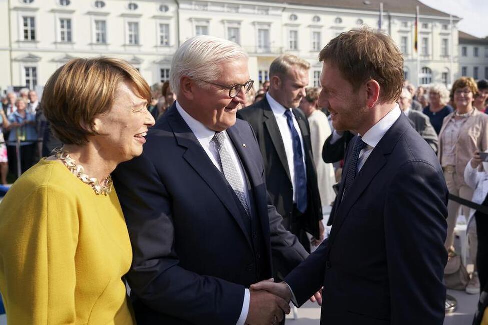 Bundespräsident Frank-Walter Steinmeier und Elke Büdenbender begrüßen den sächsischen Ministerpräsidenten, Michael Kretschmer, während des Bürgerfests des Bundespräsidenten 2018