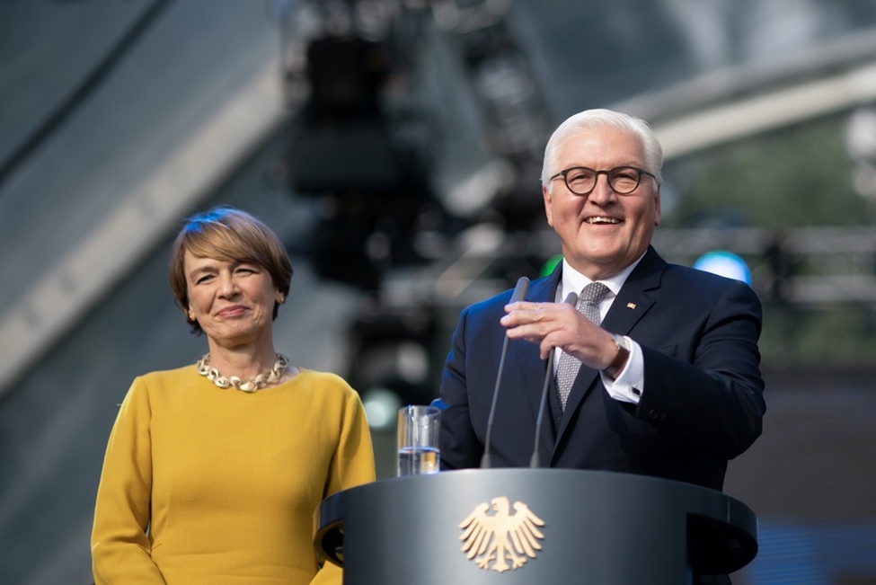 Bundespräsident Frank-Walter Steinmeier bei seiner Ansprache auf der Bühne im Park von Schloss Bellevue zusammen mit Elke Büdenbender anlässlich der Eröffnung des Bürgerfests des Bundespräsidenten 2018 