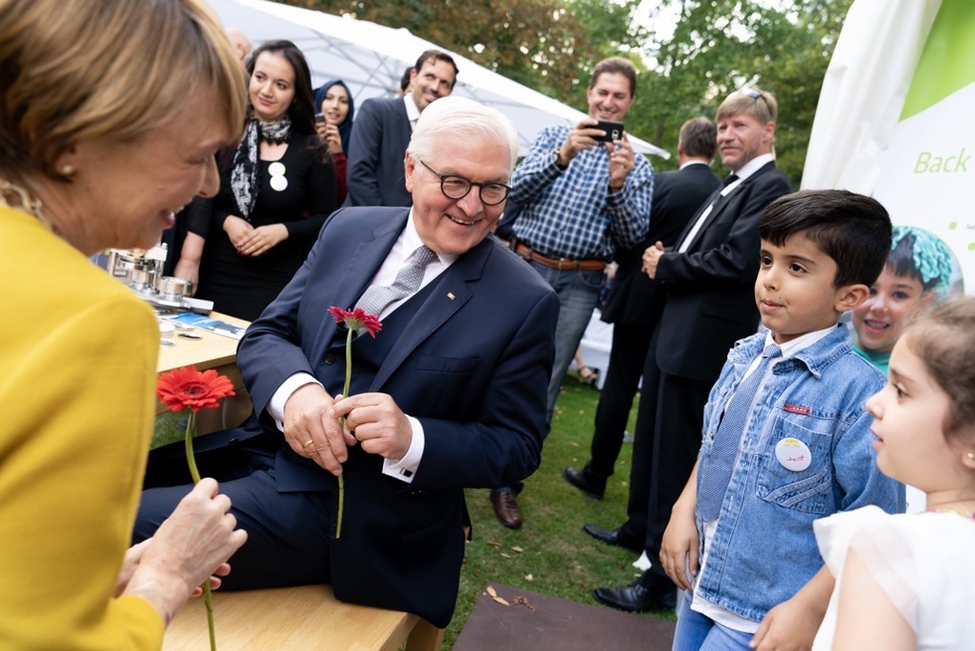 Bundespräsident Frank-Walter Steinmeier und Elke Büdenbender begegnen Kindern und Lehrkräften des Vereins Back on Track e. V. während des Bürgerfests des Bundespräsidenten 2018