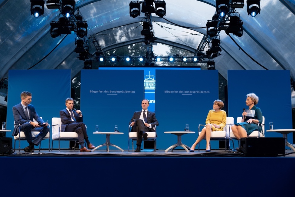 Elke Büdenbender im Gespräch mit Michael Kretschmer, Ministerpräsident des Freistaates Sachsen, und Guglielmo Picchi, Staatssekretär im italienischen Außenministerium, während des Bürgerfests des Bundespräsidenten 2018