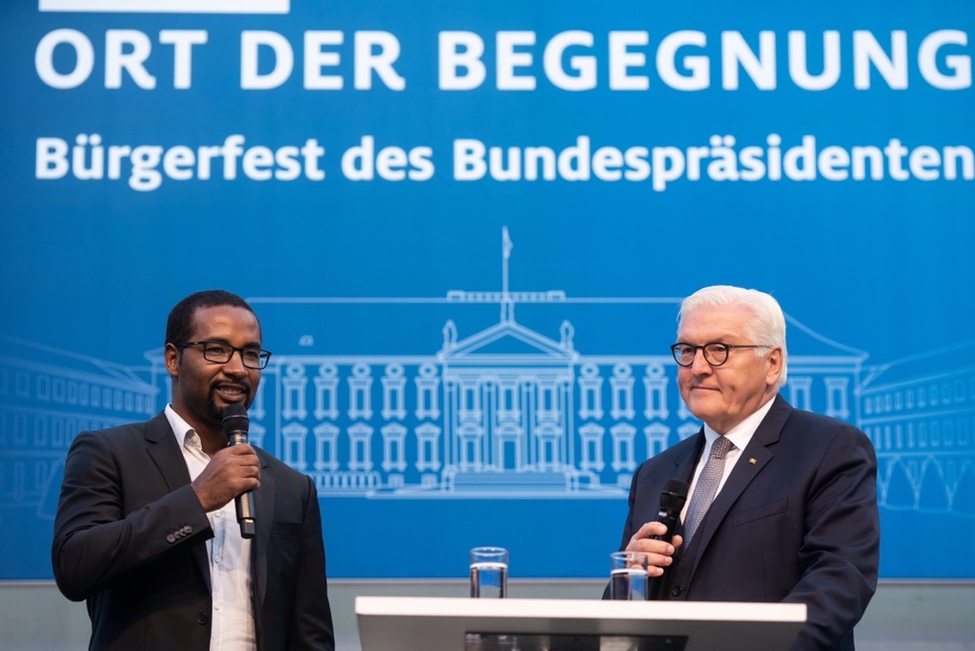 Bundespräsident Frank-Walter Steinmeier im Gespräch mit Cacau, Ex-Fußballnationalspieler und Integrationsbeauftragter des DFB, während des Bürgerfests des Bundespräsidenten 2018