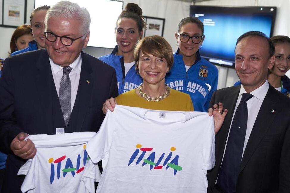 Bundespräsident Frank-Walter Steinmeier und Elke Büdenbender besuchen den Stand des europäischen Partnerlandes Italien gemeinsam mit dem italienischen Staatssekretär Guglielmo Picchi während des Bürgerfests des Bundespräsidenten 2018