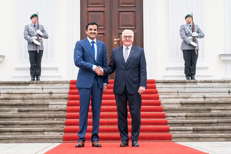 Bundespräsident Frank-Walter Steinmeier begrüßt den Emir des Staates Katar, Scheich Tamim bin Hamad bin Khalifa al Thani, am Schlossportal von Schloss Bellevue 