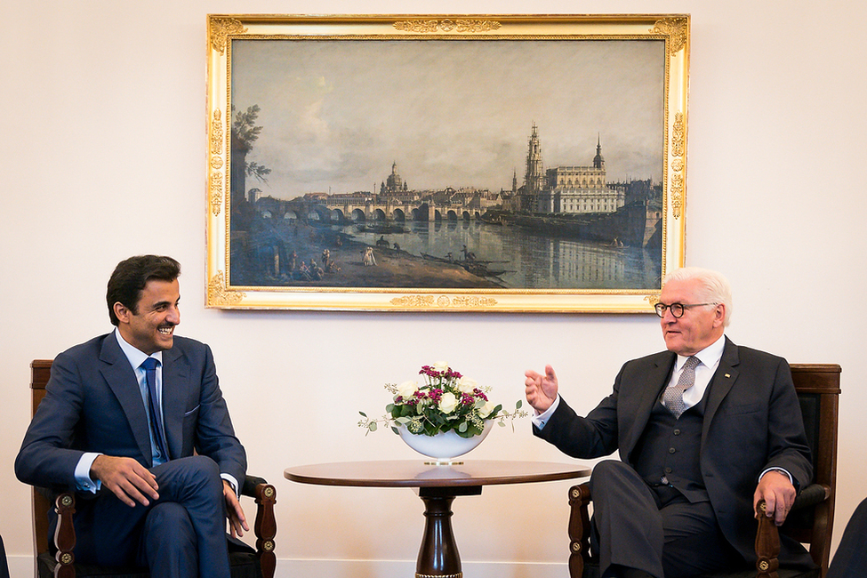 Bundespräsident Frank-Walter Steinmeier im Gespräch mit dem Emir des Staates Katar, Scheich Tamim bin Hamad bin Khalifa al Thani, in Schloss Bellevue 