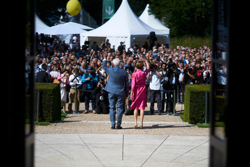 Bundespräsident Frank-Walter Steinmeier und Elke Büdenbender begrüßen die Gäste des Bürgerfests des Bundespräsidenten 2018 auf der Schlossterrasse in Schloss Bellevue