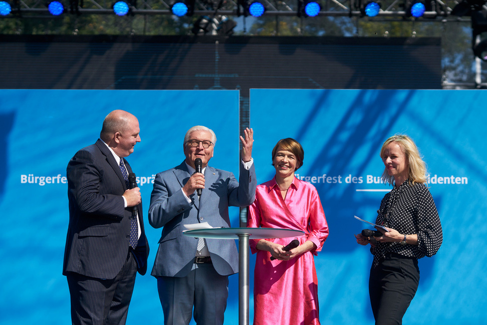 Bundespräsident Frank-Walter Steinmeier und Elke Büdenbender beim Begrüßungsgespräch auf der Bühne mit den Moderatoren Bettina Rust und Jörg Thadeusz beim Bürgerfest des Bundespräsidenten 2018 in Schloss Bellevue