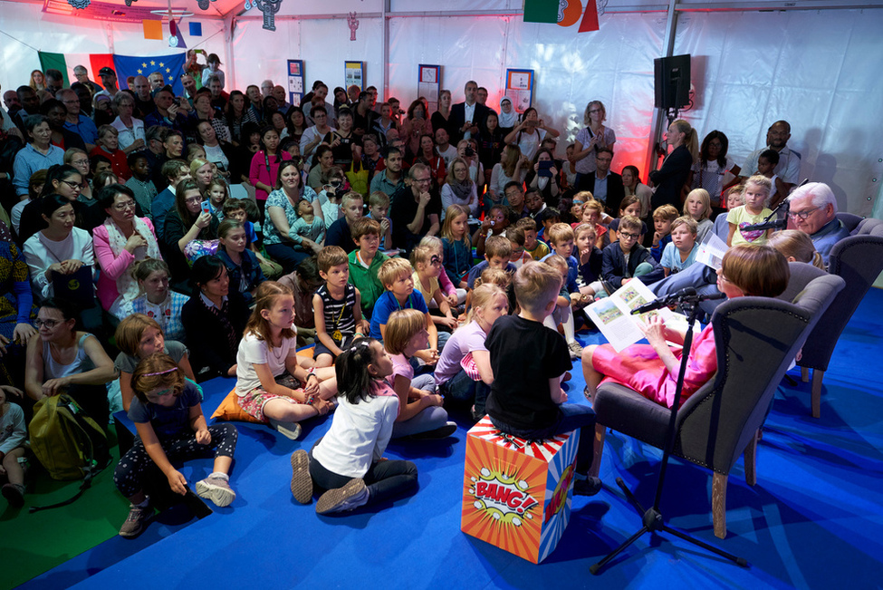 Bundespräsident Frank-Walter Steinmeier und Elke Büdenbender bei einer Lesung im Kinderzelt während des Bürgerfests des Bundespräsidenten 2018 in Schloss Bellevue