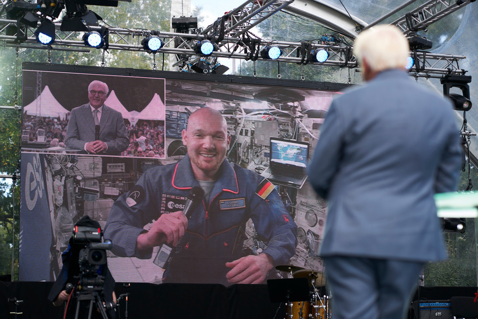 Bundespräsident Frank-Walter Steinmeier im Gespräch mit Alexander Gerst auf der ISS während des Bürgerfests des Bundespräsidenten 2018 in Schloss Bellevue