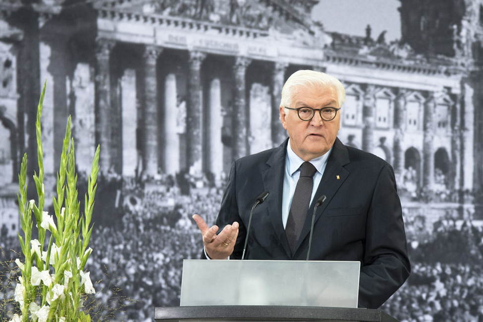 Bundespräsident Frank-Walter Steinmeier hält eine Ansprache bei einer Veranstaltung zum 70. Jahrestag der Rede von Ernst Reuter 'Ihr Völker der Welt' im Allianz Forum in Berlin 