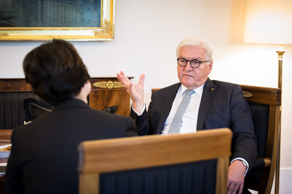 Bundespräsident Frank-Walter Steinmeier beim Interview mit Anna-Liina Kauhanen von der finnischen Tageszeitung Helsingin Sanomat im Amtszimmer von Schloss Bellevue