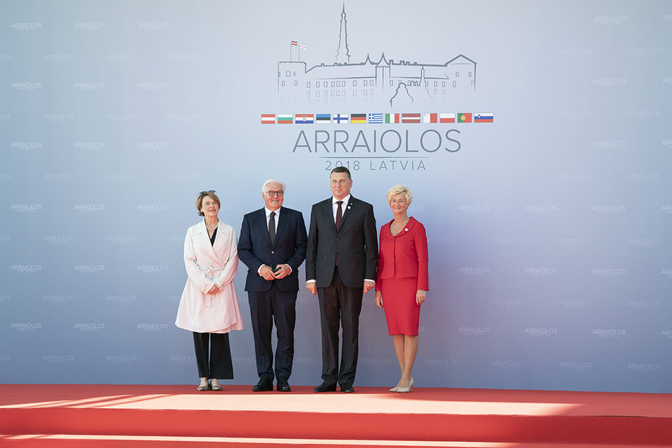 Bundespräsident Frank-Walter Steinmeier und Elke Büdenbender werden vom Präsidenten der Republik Lettland, Raimonds Vējonis, und seiner Frau Iveta Vējone beim 'Arraiolos-Treffen' nicht-exekutiver Staatspräsidenten der Europäischen Union in Riga begrüßt