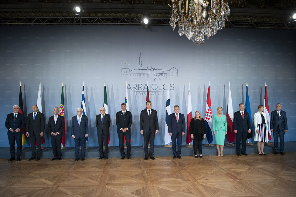 Bundespräsident Frank-Walter Steinmeier im Kreis der anderen europäischen Präsidenten beim Arraiolos-Treffen nicht-exekutiver Staatspräsidenten der Europäischen Union in Lettland