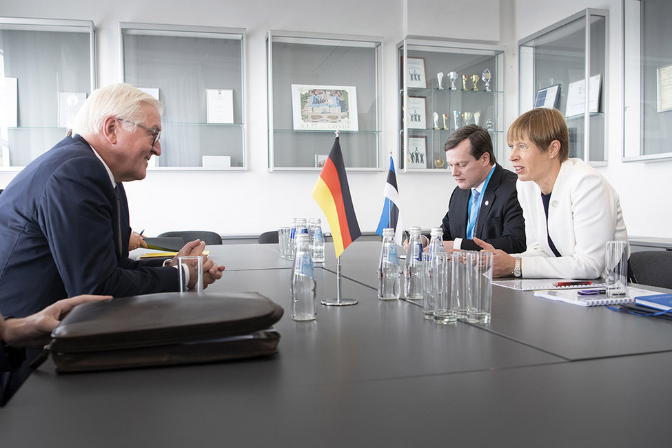 Bundespräsident Frank-Walter Steinmeier im Austausch mit Kersti Kaljulaid, der estnischen Präsidentin, beim 'Arraiolos-Treffen' nicht-exekutiver Staatspräsidenten der Europäischen Union in Riga