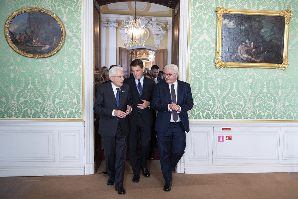 Bundespräsident Frank-Walter Steinmeier im Austausch mit Sergio Mattarella, dem italienischen Präsidenten, während eines Rundgangs durch das Rundale Palace Museum