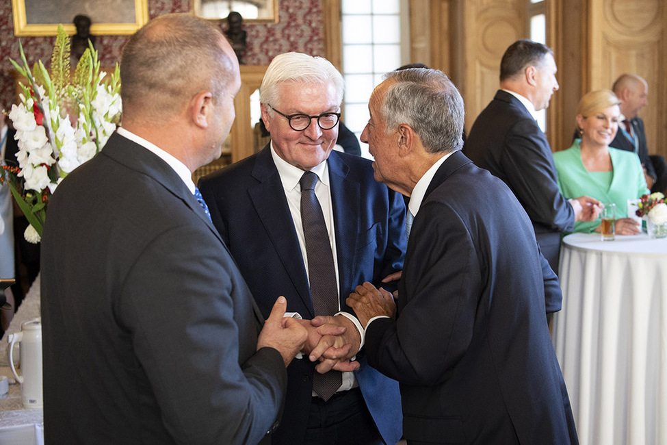Bundespräsident Frank-Walter Steinmeier im Austausch mit Marcelo Rebelo de Sousa, dem portugiesischen Präsidenten, während des Arraiolos-Treffens nicht-exekutiver Staatspräsidenten der Europäischen Union in Lettland
