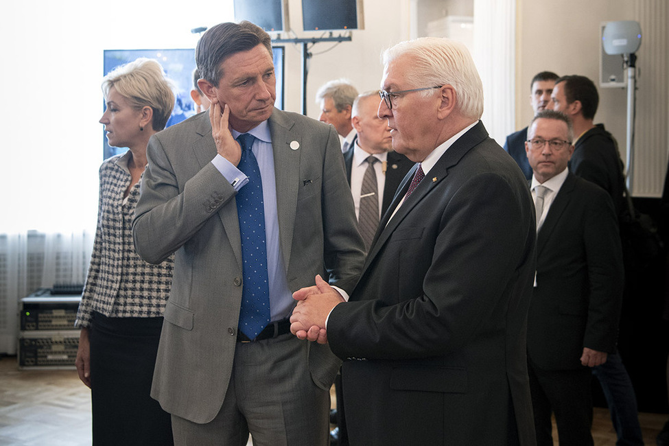 Bundespräsident Frank-Walter Steinmeier im Austausch mit Borut Pahor, dem slowenischen Präsidenten, während des Arraiolos-Treffens nicht-exekutiver Staatspräsidenten der Europäischen Union in Lettland