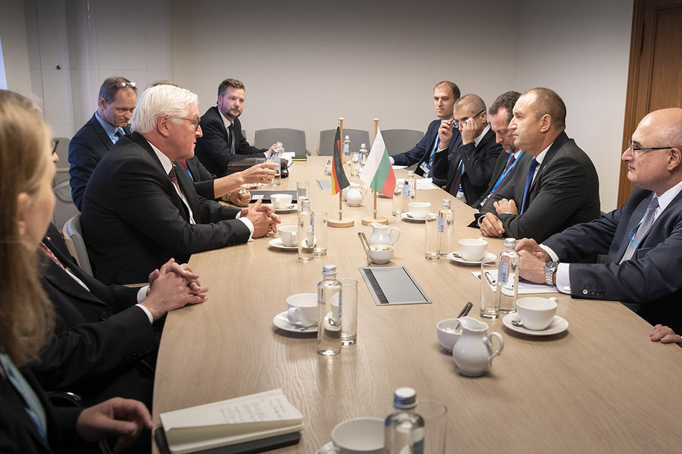 Bundespräsident Frank-Walter Steinmeier im Austausch mit Rumen Radev, dem bulgarischen Präsidenten, während des Arraiolos-Treffens nicht-exekutiver Staatspräsidenten der Europäischen Union in Lettland