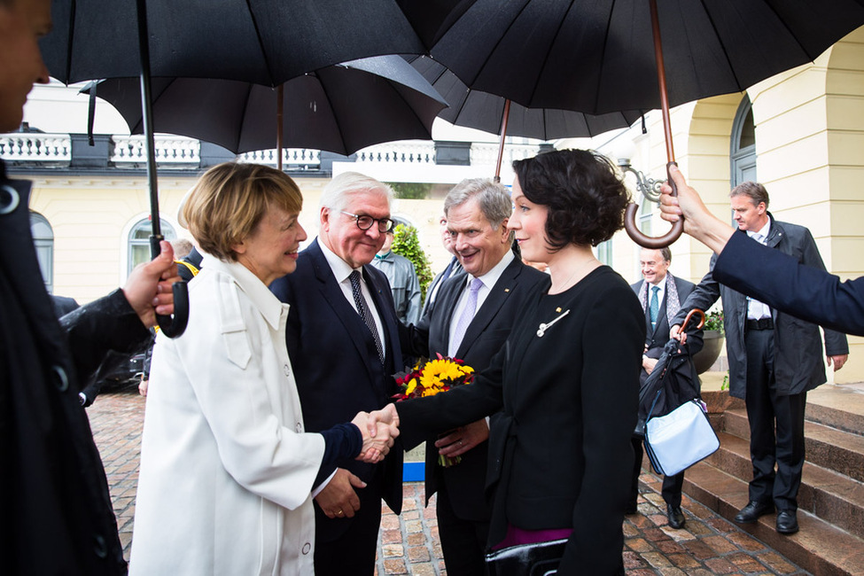 Bundespräsident Frank-Walter Steinmeier und Elke Büdenbender werden vom Staatspräsidenten der Republik Finnland, Sauli Niinistö, und seiner Frau Jenni Haukio vor dem Palais des Staatspräsidenten anlässlich des Staatsbesuchs begrüßt