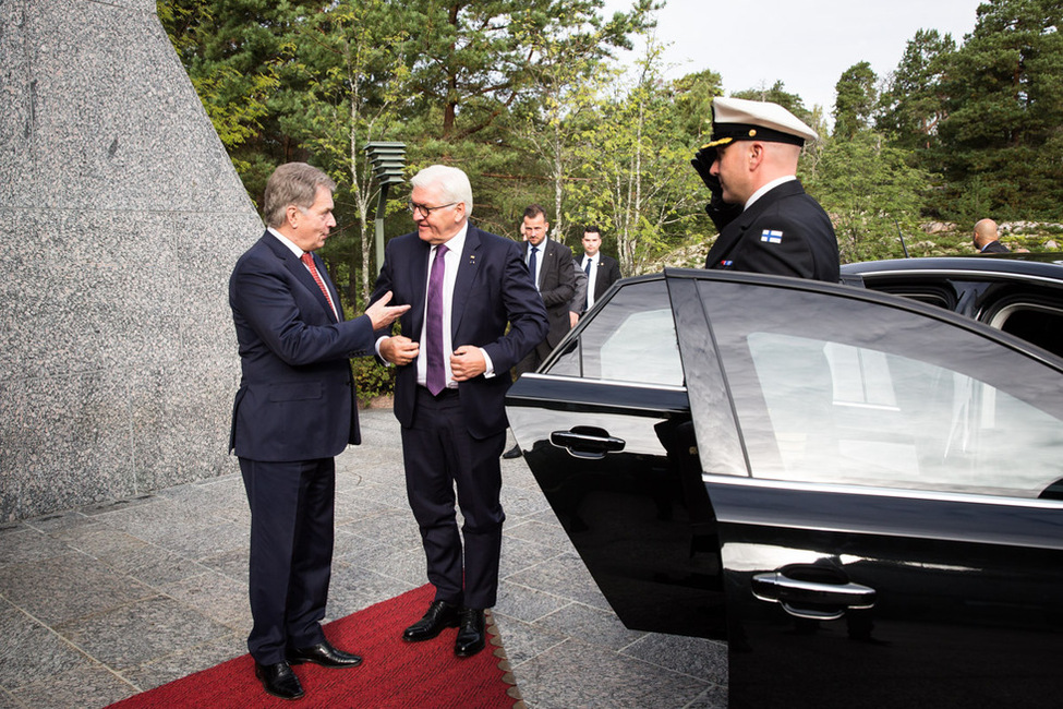 Bundespräsident Frank-Walter Steinmeier wird vom Staatspräsidenten der Republik Finnland, Sauli Niinistö, in dessen Mäntyniemi Residenz während des Staatsbesuchs begrüßt