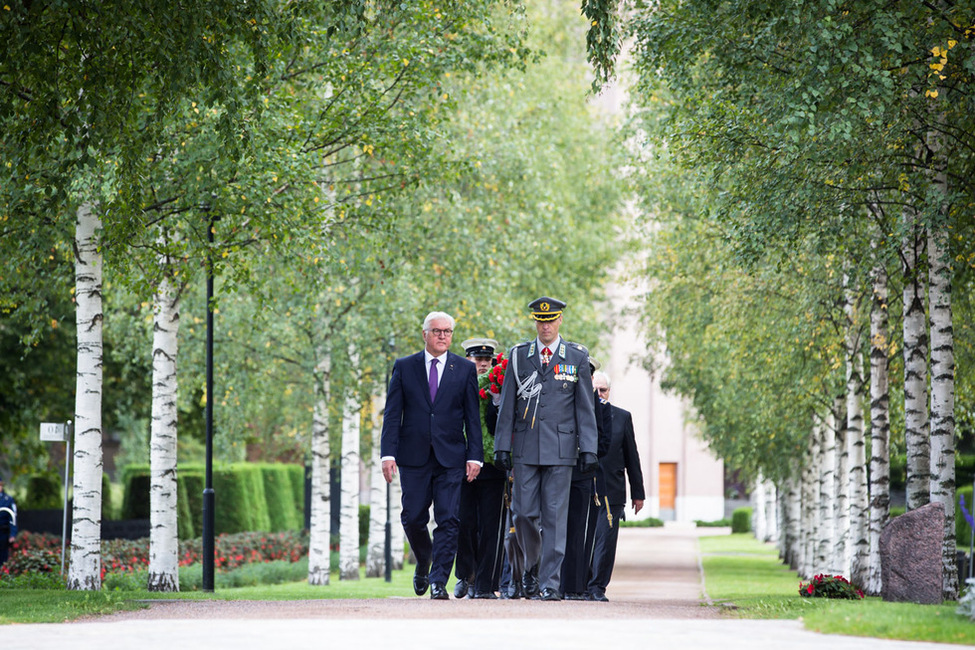 Bundespräsident Frank-Walter Steinmeier bei der Kranzniederlegung am Heldenkreuz auf dem Friedhof Hietaniemi in Helsinki anlässlich des Staatsbesuchs in Finnland