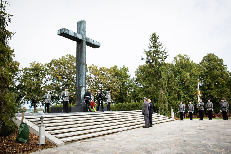 Bundespräsident Frank-Walter Steinmeier bei der Kranzniederlegung am Heldenkreuz auf dem Friedhof Hietaniemi in Helsinki anlässlich des Staatsbesuchs in Finnland