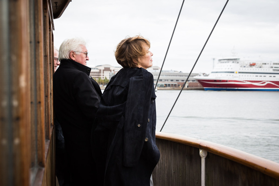 Bundespräsident Frank-Walter Steinmeier und Elke Büdenbender bei einer Bootsfahrt zur Festung Suomenlinna anlässlich des Staatsbesuchs in Finnland