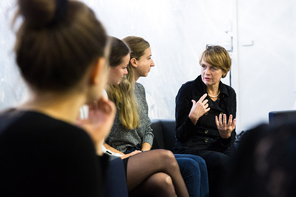 Elke Büdenbender im Gespräch mit Studierenden der Universität von Oulu anlässlich des Staatsbesuchs in Finnland